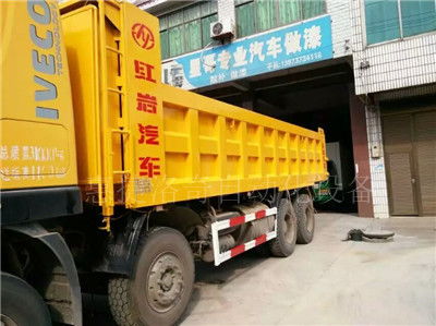 自卸車大廂翻新噴砂機(jī) 大廂脫漆除銹現(xiàn)場